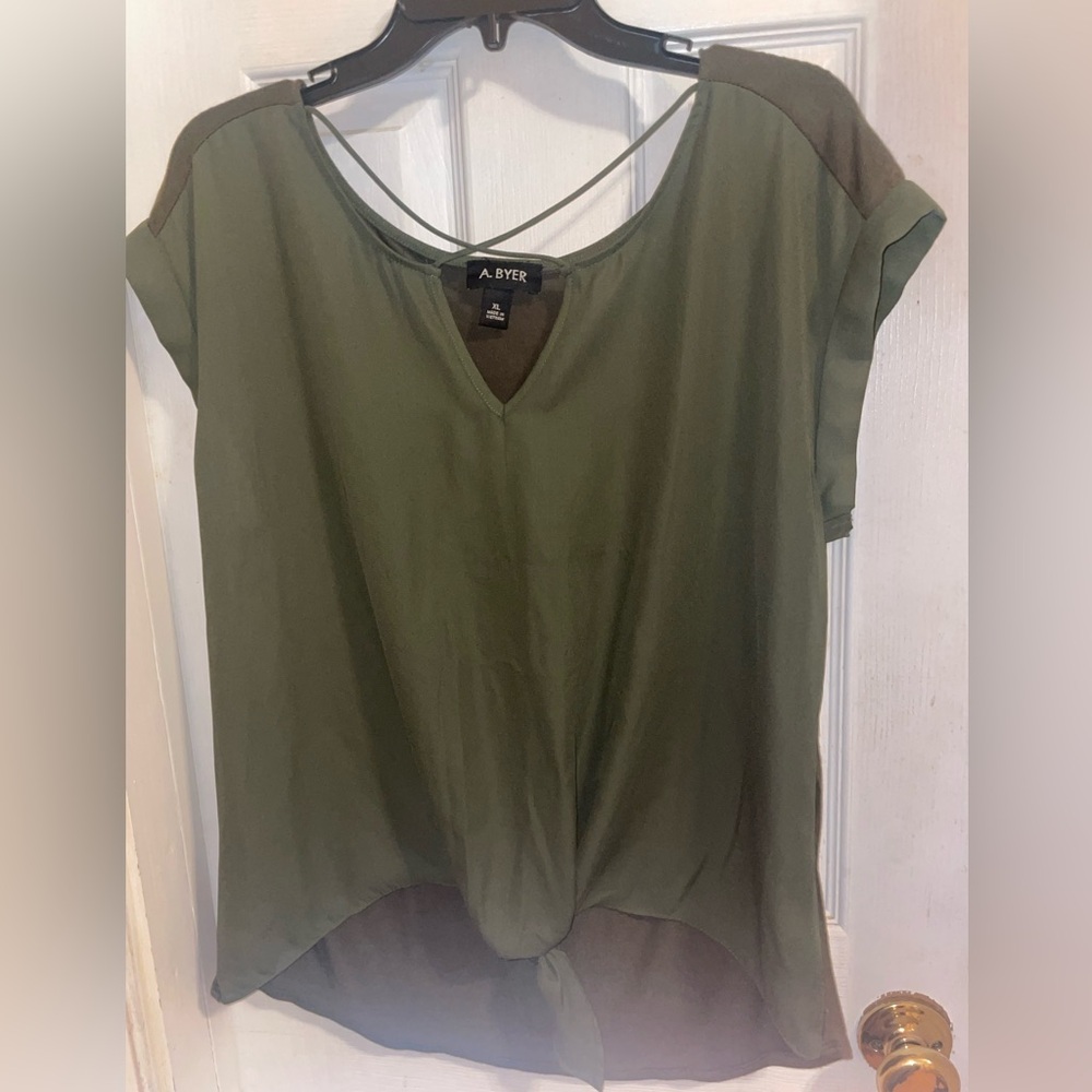 A. Byer Green Short Sleeve Tie Front Blouse
